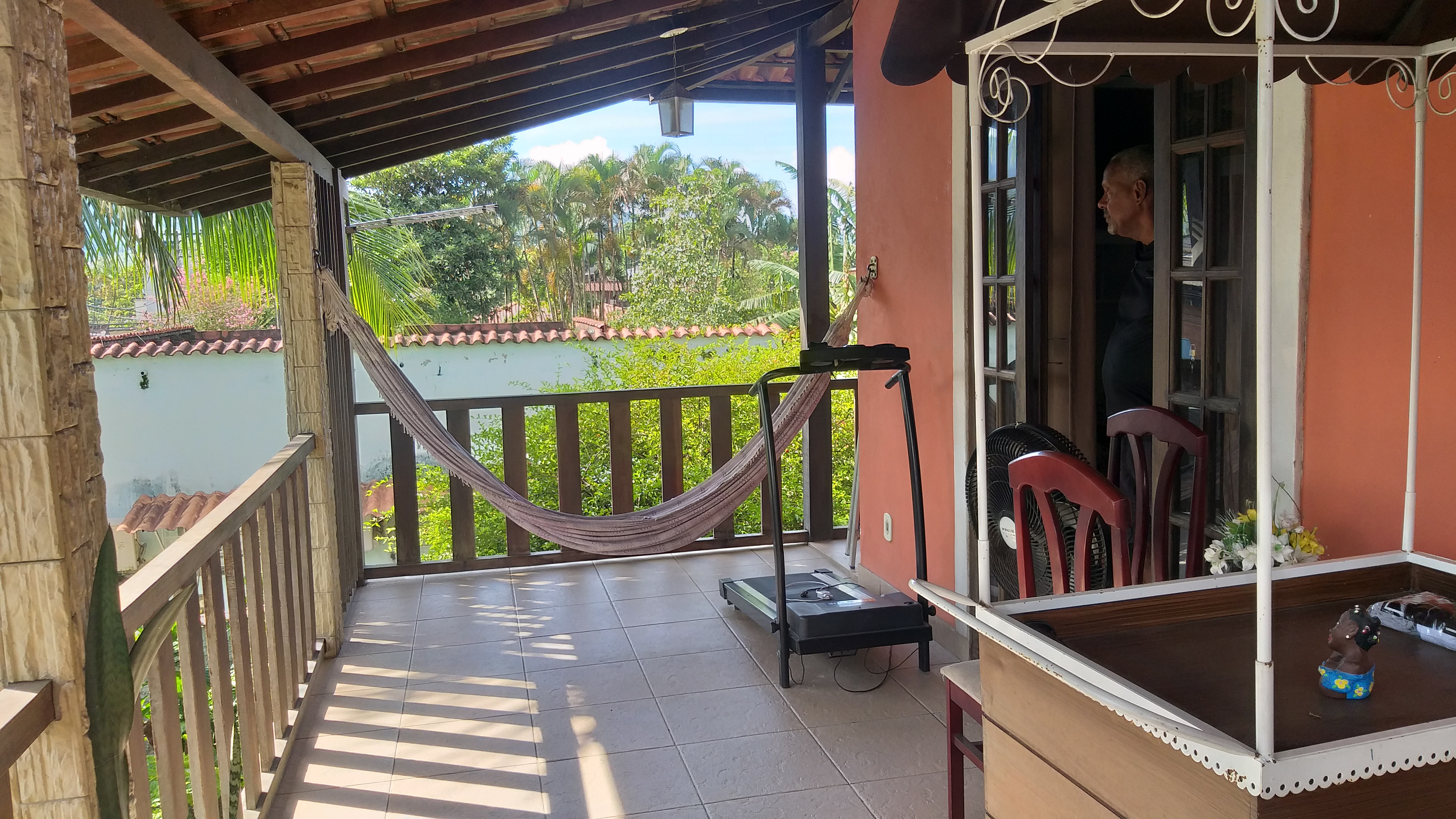 Casa duplex com piscina no centro de Guapimirim