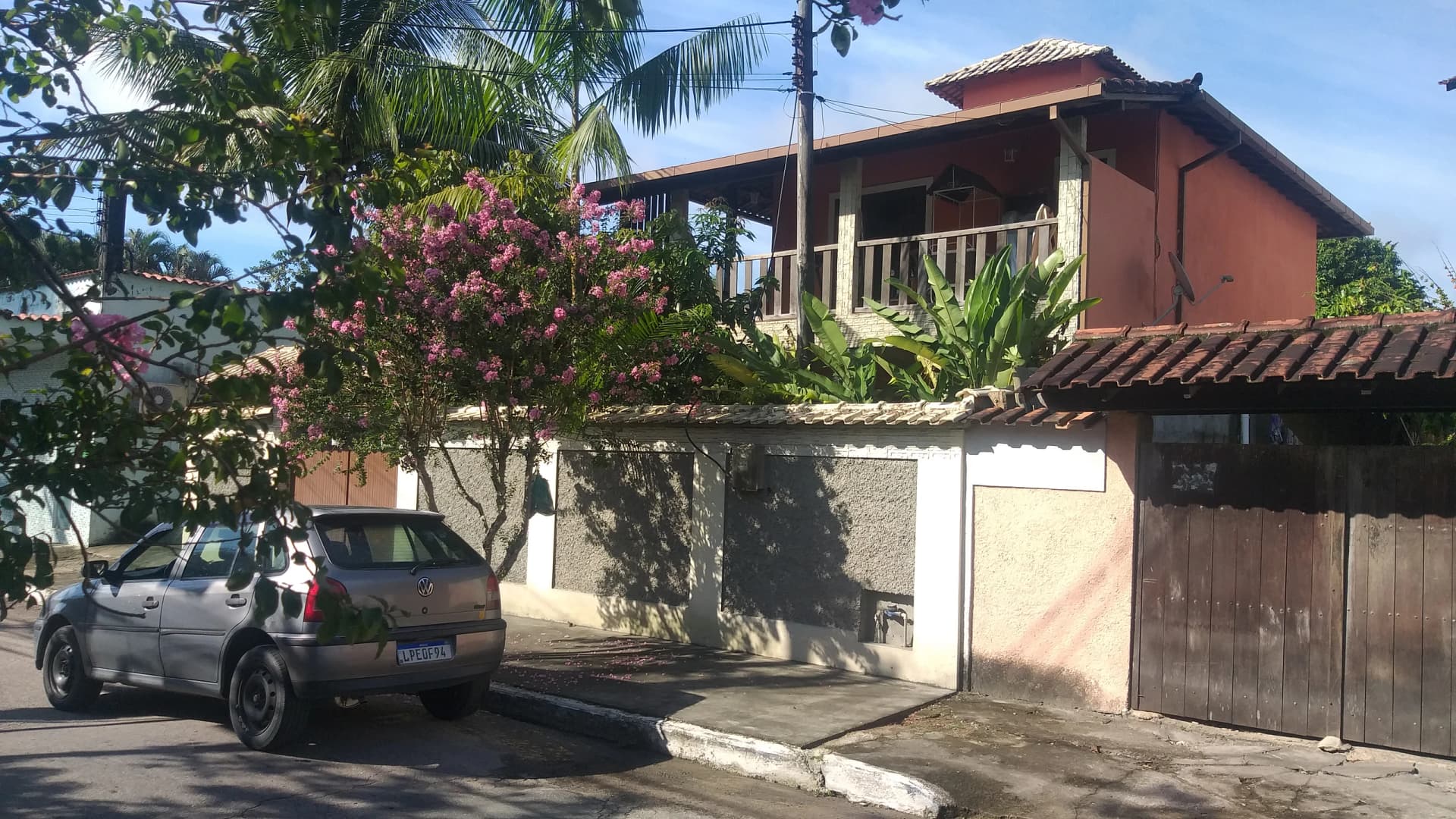 Casa duplex com piscina no centro de Guapimirim