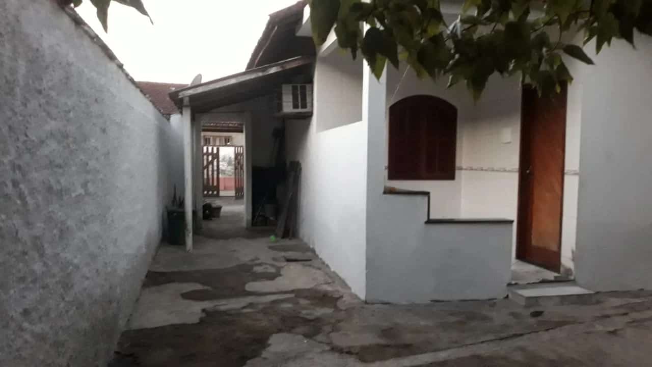 Casa com dois quartos no centro de Parada Modelo, Guapimirim