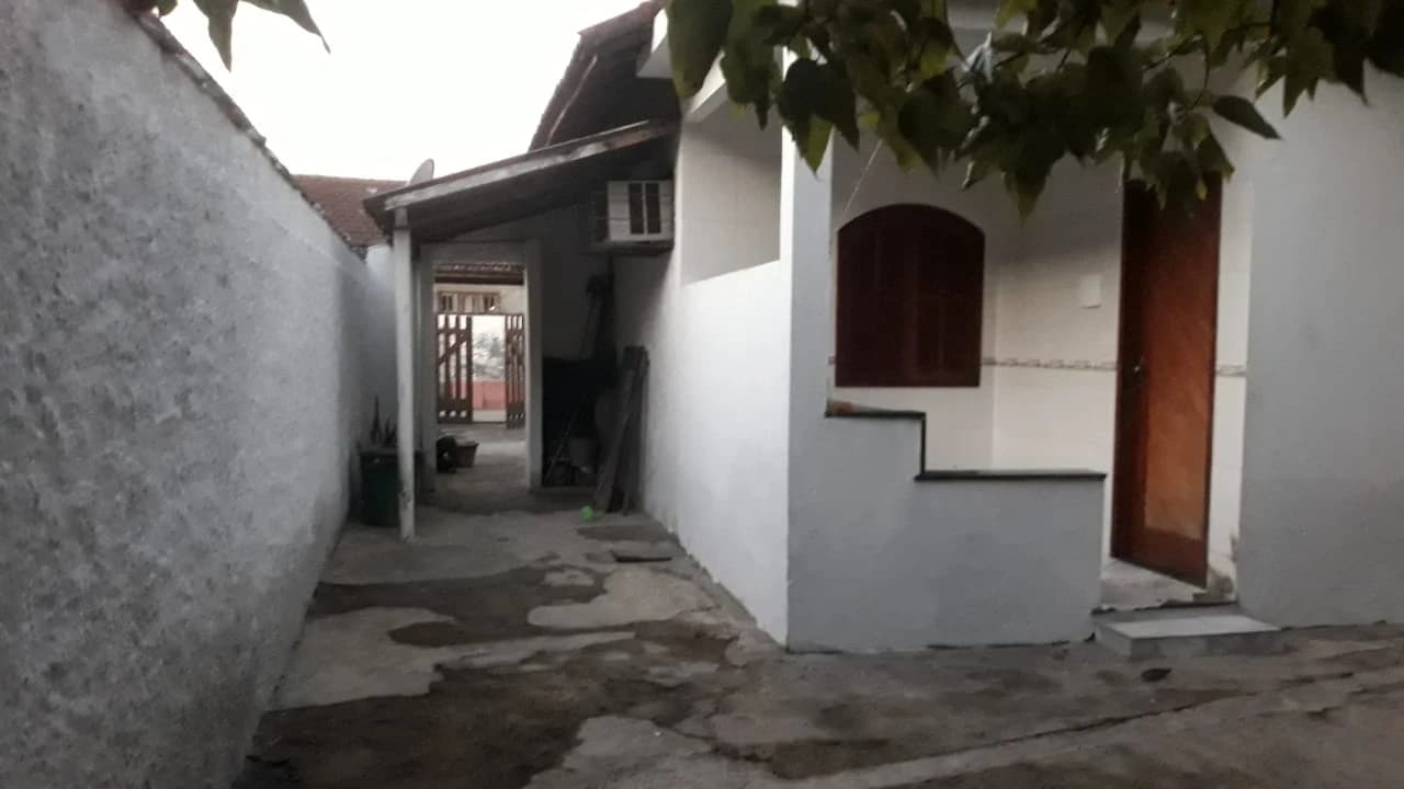Casa com dois quartos no centro de Parada Modelo, Guapimirim