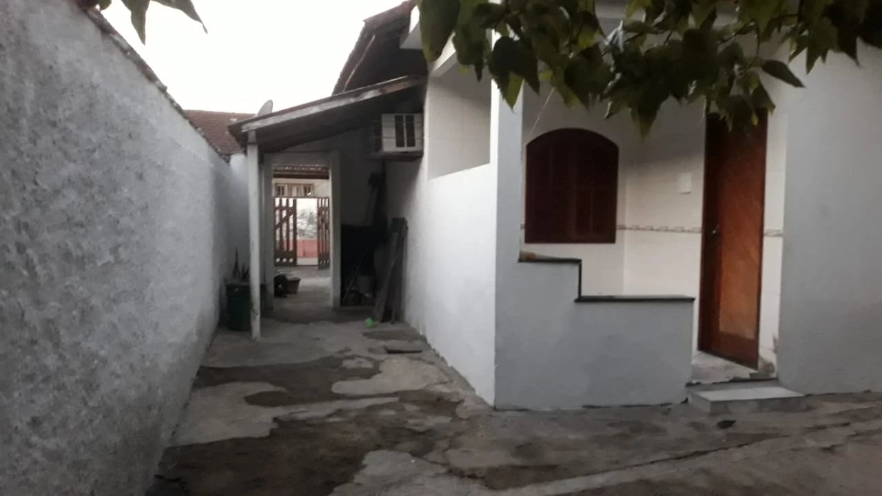 Casa com dois quartos no centro de Parada Modelo, Guapimirim