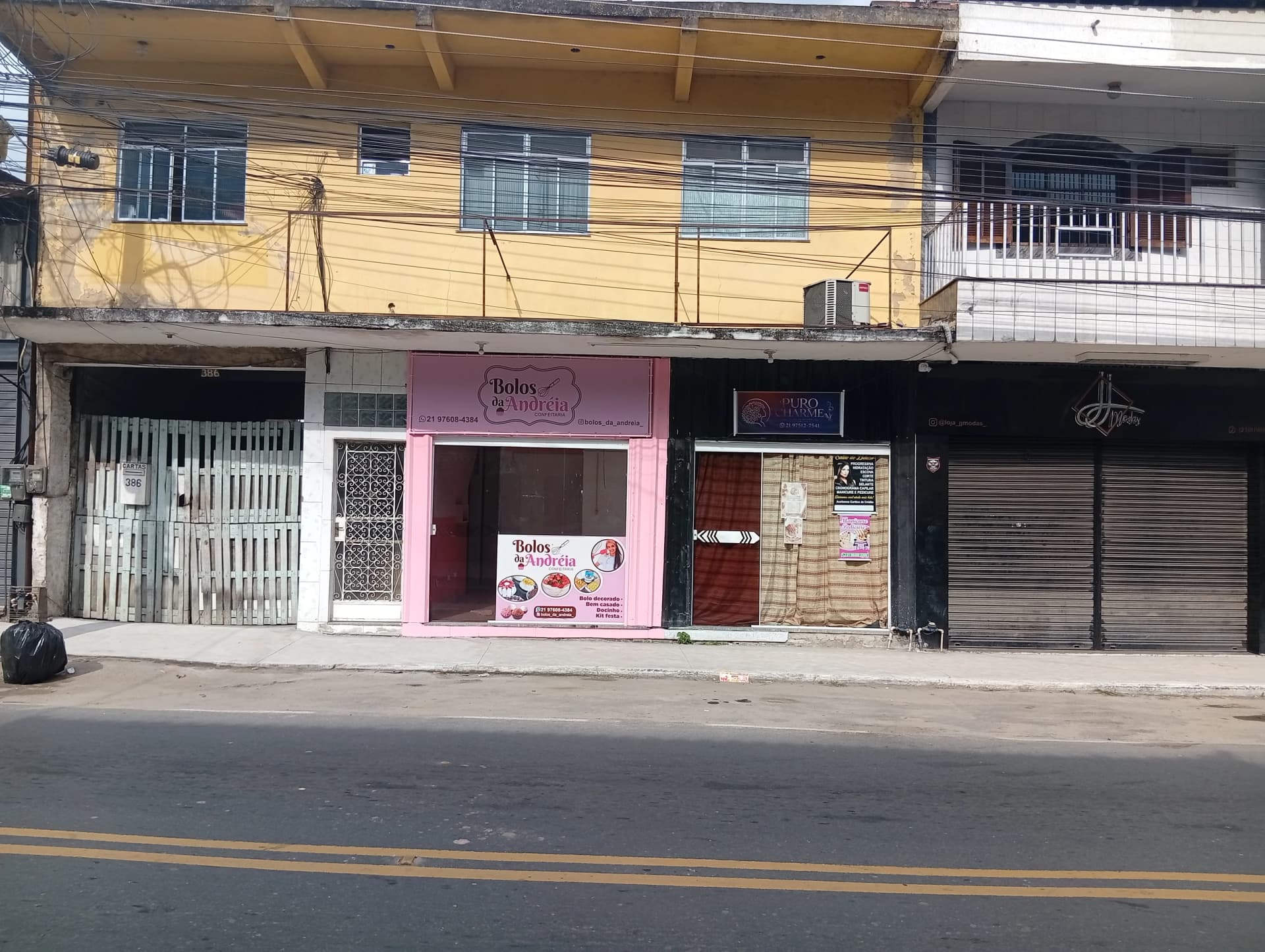 Duas lojas com um apartamento no centro de Parada Modelo, Guapimirim