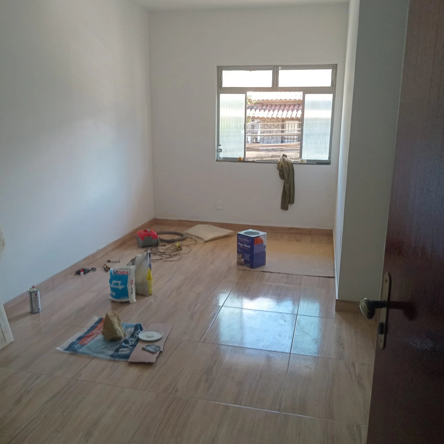 Duas lojas com um apartamento no centro de Parada Modelo, Guapimirim
