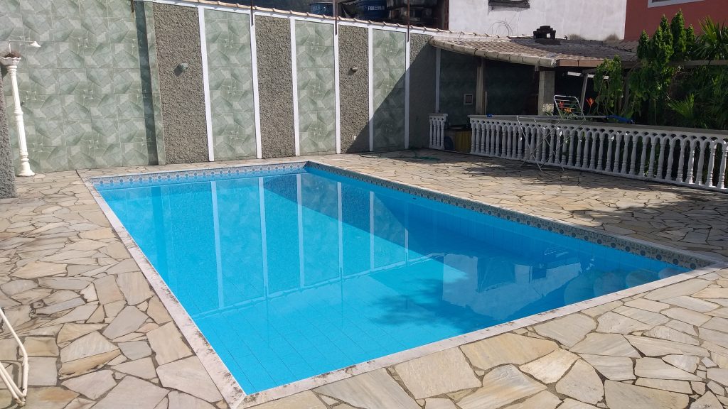 Casa duplex com piscina no centro de Guapimirim