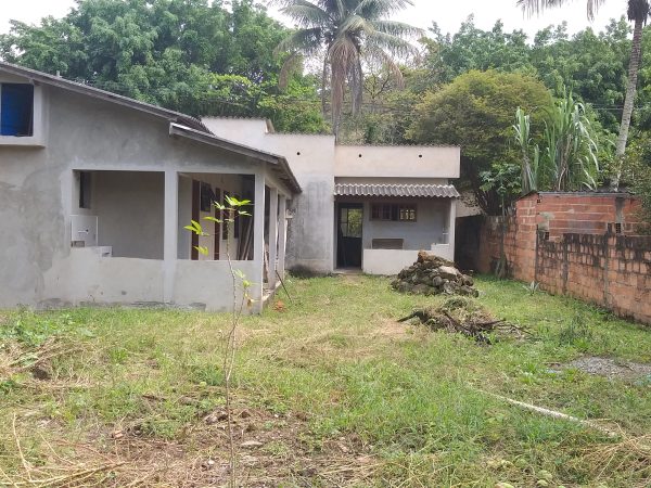 Vendo duas casas por terminar em Parada Modelo